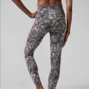 Athleta Elation Textured Tights in Chakra Floral Black/Seasalt - Size Medium